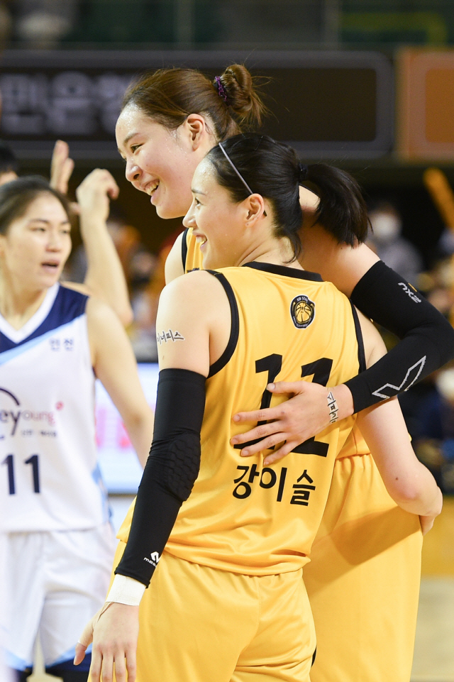 박지수-강이슬, 승리뿐 아니라 신기록 달성까지 공동 목표로 삼았다