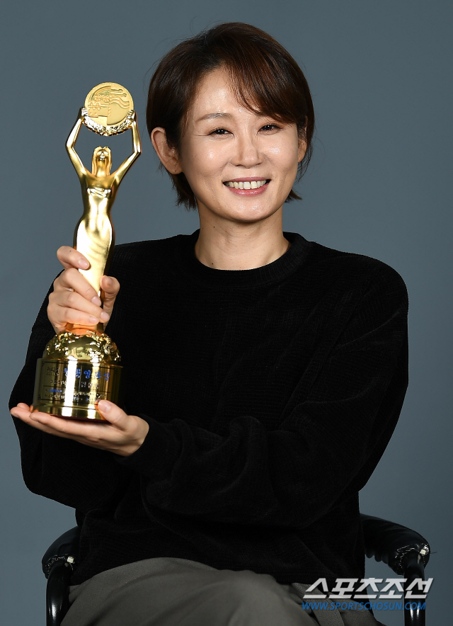 [단독] "문소리 언니 수상, 내 수상보다 기뻐"…김선영, '세자매'가 선사한 완벽한 2021년(청룡영화상)