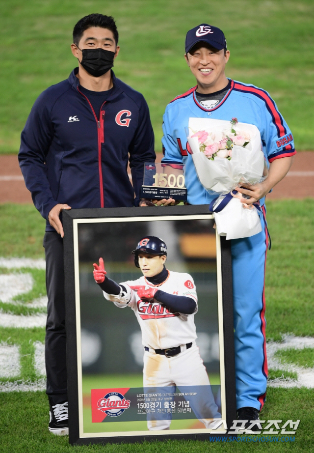 보상선수는 손아섭이 롯데에 남긴 '선물'이 될 수 있을까. 손아섭 1500경기 출전 당시 성민규 단장과 손아섭. 스포츠조선DB
