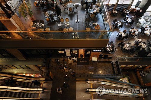 (서울=연합뉴스) 박동주 기자 = 3일 서울의 한 식당 앞에서 시민들이 QR코드 체크인을 하고 있다. 이날부터 방역패스(접종증명·음성확인제)에도 6개월 유효기간이 적용된다. 이에 따라 지난해 7월 6일이나 그보다 전에 기본접종을 마쳐 이날로 180일이 지났지만, 아직 추가접종을 하지 않았다면 영화관 등 방역패스 적용 시설에 입장할 수 없게 된다. 2022.1.3 pdj6635@yna.co.kr