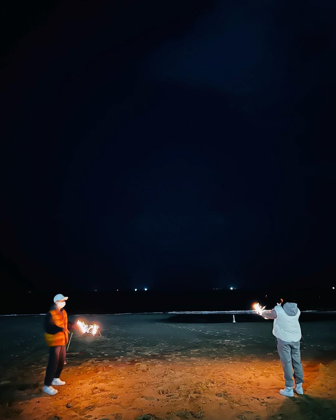 안정환+리리남매, 불꽃놀이 중 뒷모습도 똑 닮았네...♥이혜원 "고맙다 안씨 세 명"