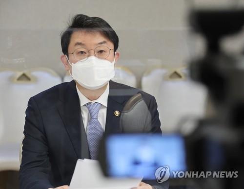 (서울=연합뉴스) 김승두 기자 = 이억원 기획재정부 1차관이 7일 정부서울청사에서 제1차 혁신성장 전략점검회의 겸 코로나 정책점검회의 겸 한국판뉴딜 점검 TF 겸 제1차 물가관계차관회의를 주재하고 있다. 2022.1.7 kimsdoo@yna.co.kr