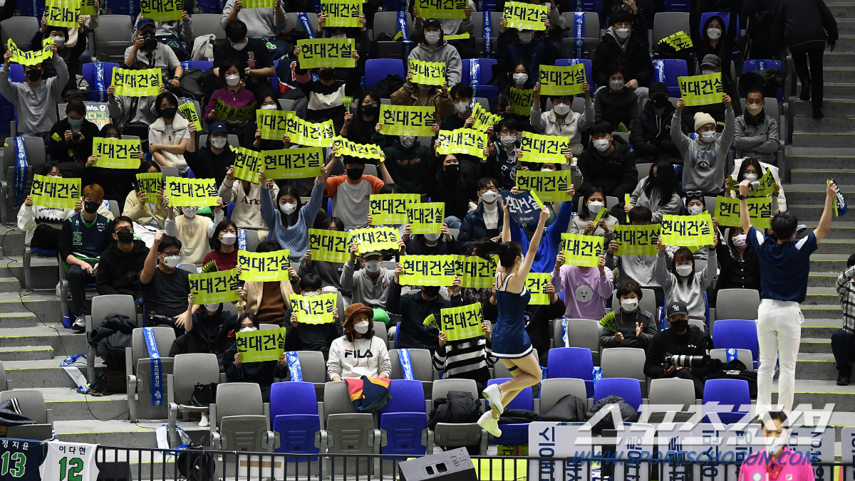 2021-2022 V리그 여자부 현대건설과 한국도로공사의 경기가 8일 수원실내체육관에서 열렸다. 경기장을 찾은 현대건설 팬들이 열띤 응원전을 펼치고 있다. 수원=박재만 기자 pjm@sportschosun.com/2022.01.08/