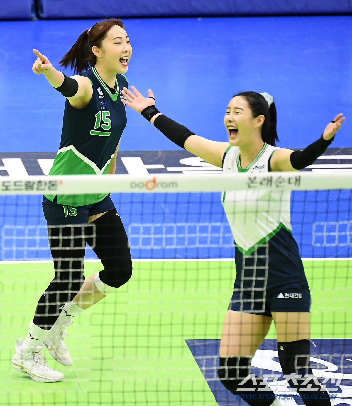 2021-2022 V리그 여자부 현대건설과 한국도로공사의 경기가 8일 수원실내체육관에서 열렸다. 현대건설 황민경이 득점 후 환호하고 있다. 수원=박재만 기자 pjm@sportschosun.com/2022.01.08/