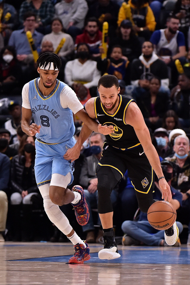 '카이리 어빙 NBA 역대 최고 스킬?' 스테판 커리는? 불붙은 논쟁 커리 vs 어빙, 누가 최고의 PG 테크니션인가