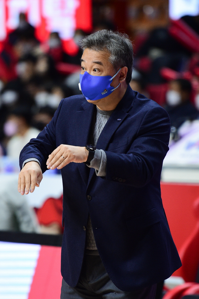 BNK 꺾고 단독 4위 복귀한 삼성생명 임근배 감독, "수비부터 성공했다"