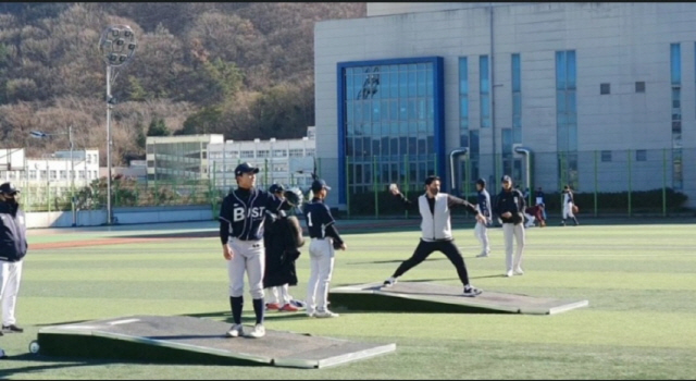 부산과학기술대에서 재능기부를 한 김성배 대표. 사진제공=LBS
