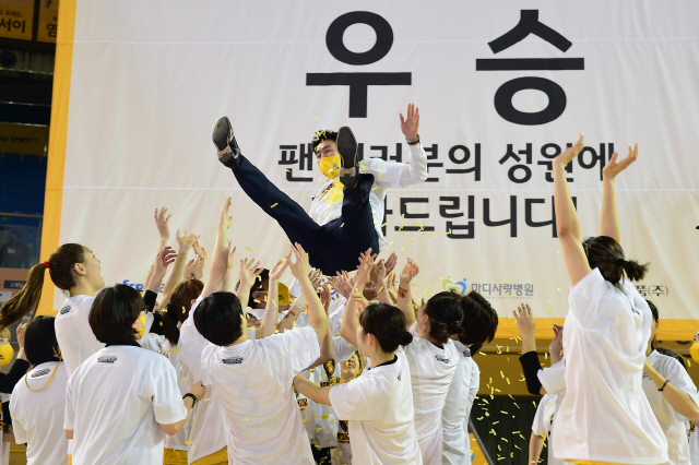 부임 첫 시즌에 정규리그 우승 이끈 김완수 KB 감독, "아직 더 큰 목표가 남아 있다"