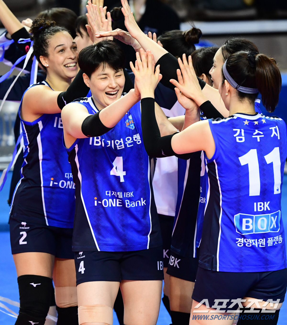 2021-2022 프로배구 V리그 여자부 IBK기업은행과 페퍼저축은행의 경기가 6일 화성실내체육관에서 열렸다. 기업은행 김희진과 산타나가 세트스코어 3대0 승리를 확정짓고 환호하고 있다. 화성=최문영 기자 deer@sportschosun.com/2022.02.06/