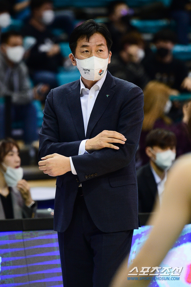 '이례적 백투백 일정' 이훈재 감독 "내일 경기는 내일 생각"