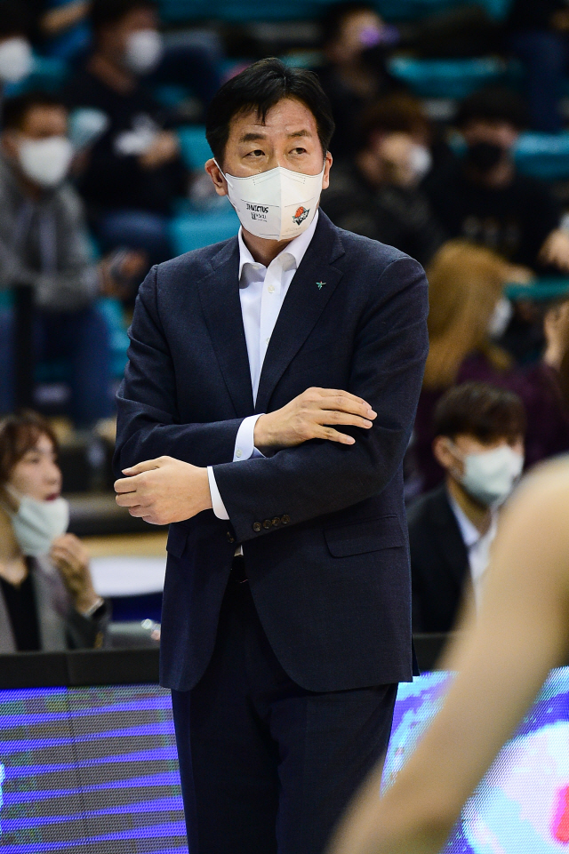 사실상 2군에 패한 이훈재 감독 "수비 적극성 부족했다"