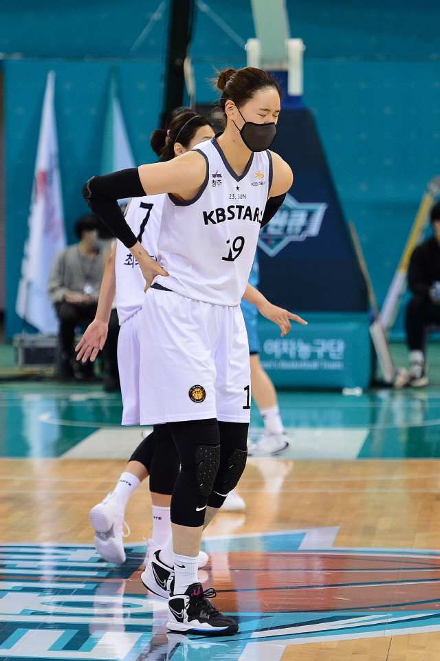 시상식 참가 못하는 MVP 유력 후보, 코로나에 울고 싶은 WKBL