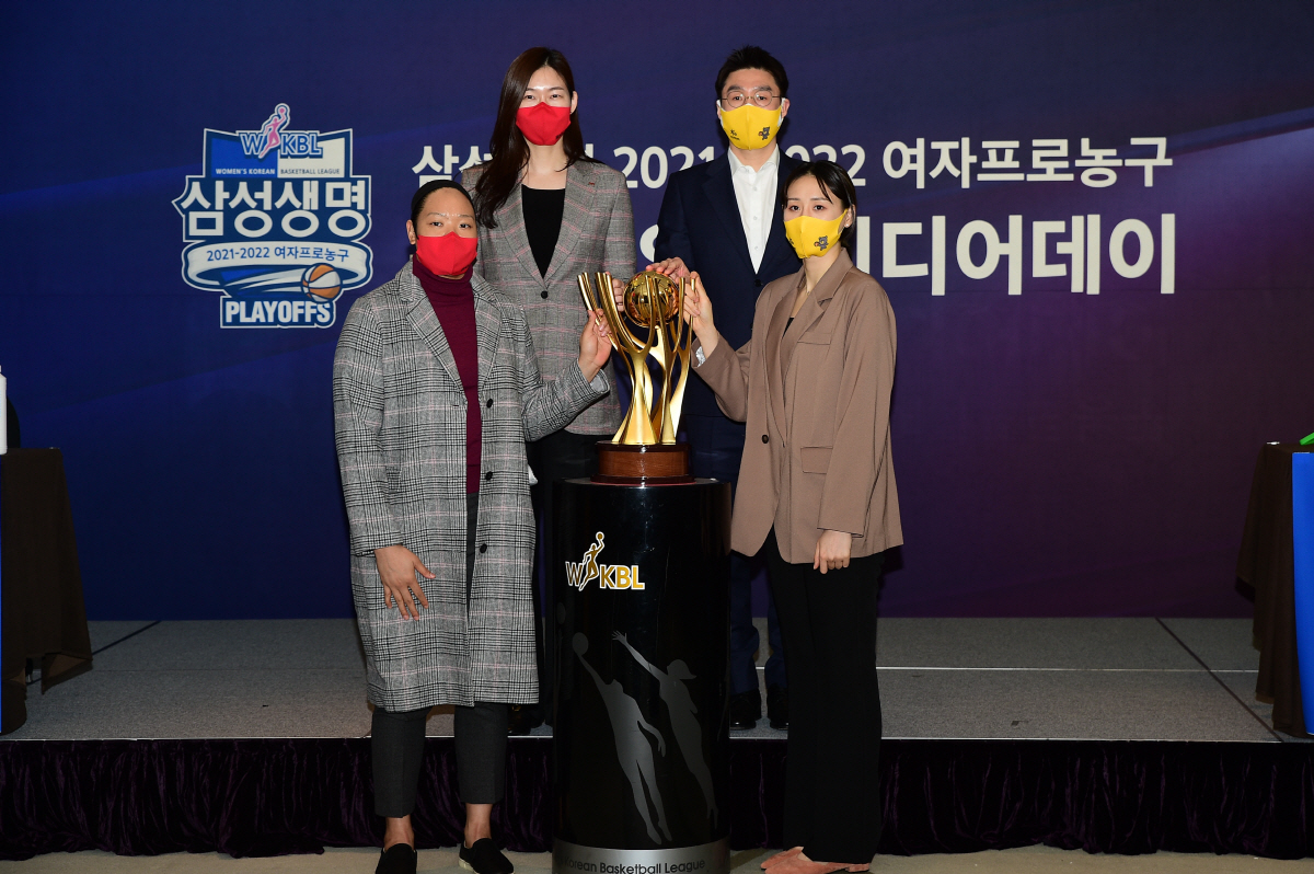지난 28일 여의도 63빌딩에서 열린 플레이오프 미디어데이에서 우승 트로피를 두고 김완수 KB 감독과 강이슬, BNK 김한별과 박정은 감독(윗줄 오른쪽부터 시계방향)이 선전을 다짐하고 있다. 사진제공=WKBL