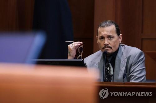 조니 뎁 "`전처` 앰버 허드가 던진 술병에 손가락 끝 잘려"