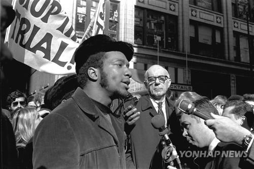 (시카고 AP=연합뉴스) 프레드 햄튼이 1969년 10월 시카고 법원 앞에서 1968년 민주당 전당대회 소요사태 관련 재판에 항의하는 시위를 주도하고 있다. 2022.4.22.photo@yna.co.kr