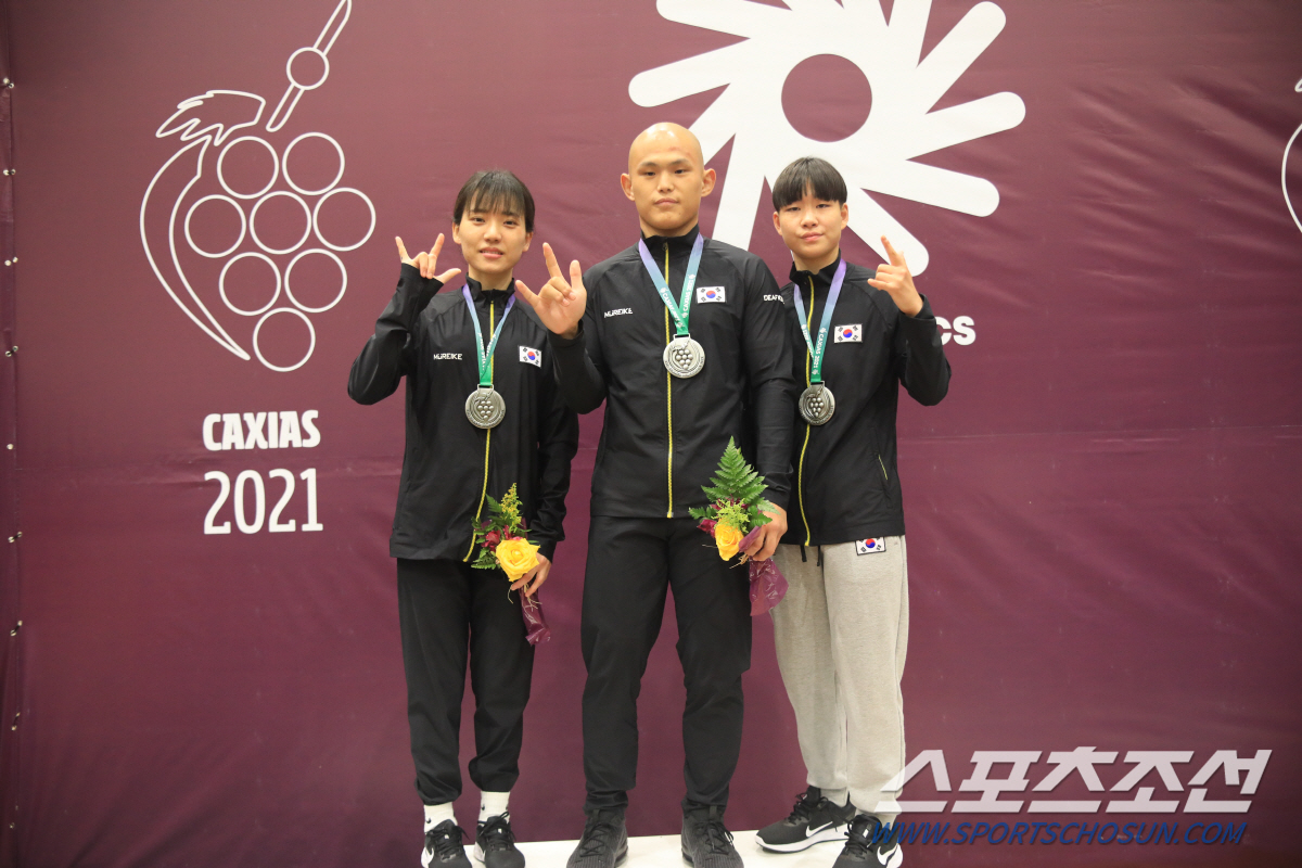 카시아스두술 데플림픽 남녀유도 은메달리스트. 왼쪽부터 권라임, 황 현, 이현아. 사진제공=한국농아인스포츠연맹