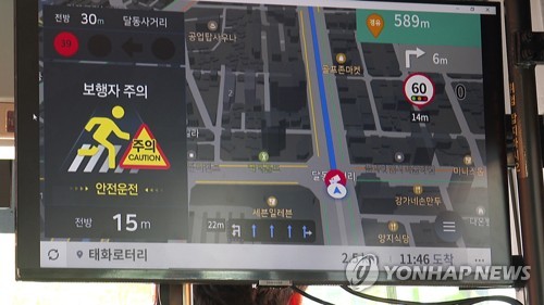 (울산=연합뉴스) 허광무 기자 = 11일 울산 도심 도로를 운행하는 버스에 탑재된 차세대 지능형 교통체계(C-ITS) 단말기에서 보행자 주의, 신호 변경까지 남은 시간 등 정보가 표시되고 있다. KT는 이날 C-ITS 실증사업 완료에 따른 향후 사업계획 발표와 버스 운행 시연을 울산에서 진행했다. 2022.5.11 hkm@yna.co.kr