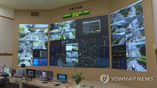 (울산=연합뉴스) 허광무 기자 = 울산에 구축된 차세대 지능형 교통체계(C-ITS)를 관제하는 울산교통관리센터 상황실 전경. KT는 이날 C-ITS 실증사업 완료에 따른 향후 사업계획 발표와 버스 운행 시연을 울산에서 진행했다. 2022.5.11 hkm@yna.co.kr