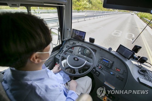(울산=연합뉴스) 11일 자율주행 지원 인프라가 구축된 울산 이예로에서 운전자 조작 없이 자율주행버스가 시속 70㎞가 넘는 속도로 달리고 있다. KT는 이날 C-ITS 실증사업 완료에 따른 향후 사업계획 발표와 버스 운행 시연을 울산에서 진행했다. 2022.5.11 [KT 제공. 재판매 및 DB 금지] hkm@yna.co.kr