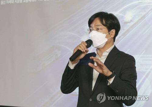 (서울=연합뉴스) KT가 제주와 울산에 구축한 차세대 지능형 교통체계(C-ITS) 실증사업을 발판 삼아 인공지능(AI)·모빌리티 분야 사업 강화에 본격적으로 나선다고 11일 밝혔다. 사진은 최강림 KT AI Mobility단장이 미디어 간담회에서 KT C-ITS 사업을 설명하는 모습. 2022.5.11 [KT 제공. 재판매 및 DB 금지] photo@yna.co.kr