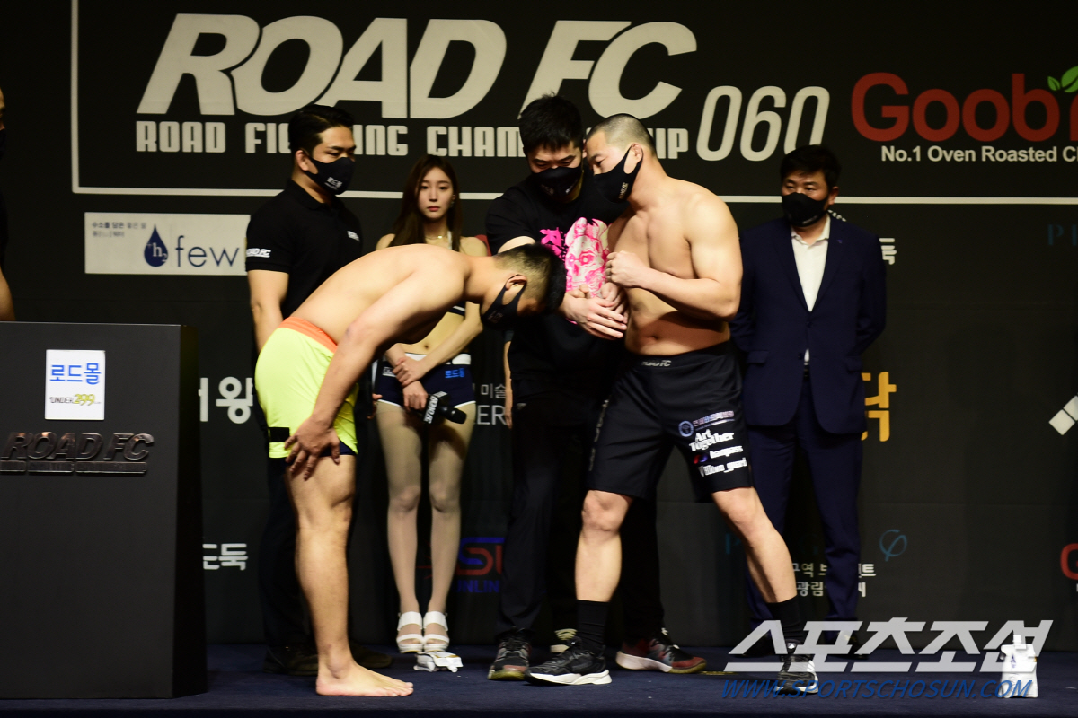 권아솔이 계체량이 끝난 뒤 남의철에게 인사하고 있다. 사진제공=로드FC