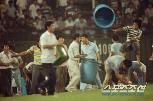 ◇1990년 잠실 해태-LG전 도중 관중 난입 장면. 스포츠조선 DB