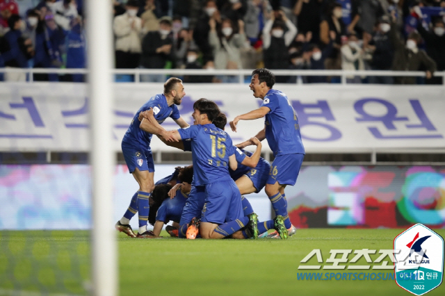 '투혼의 기적극장골'전진우"수원팬들의 응원이 마지막 한발을 뛰게 했다"[일문일답 전문]