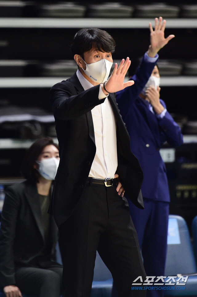 '왕조 재건을 향한 신뢰' 우리은행 위성우 감독 2026년까지 재계약, 14년 장기집권체제 구축