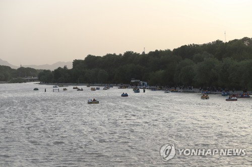 (이스파한[이란]=연합뉴스) 이승민 특파원 = 지난 16일(현지시간) 이란 중부 도시 이스파한을 가로지르는 '자얀데흐강'의 수량이 풍부한 모습을 보이고 있다. 2022.5.18 logos@yna.co.kr