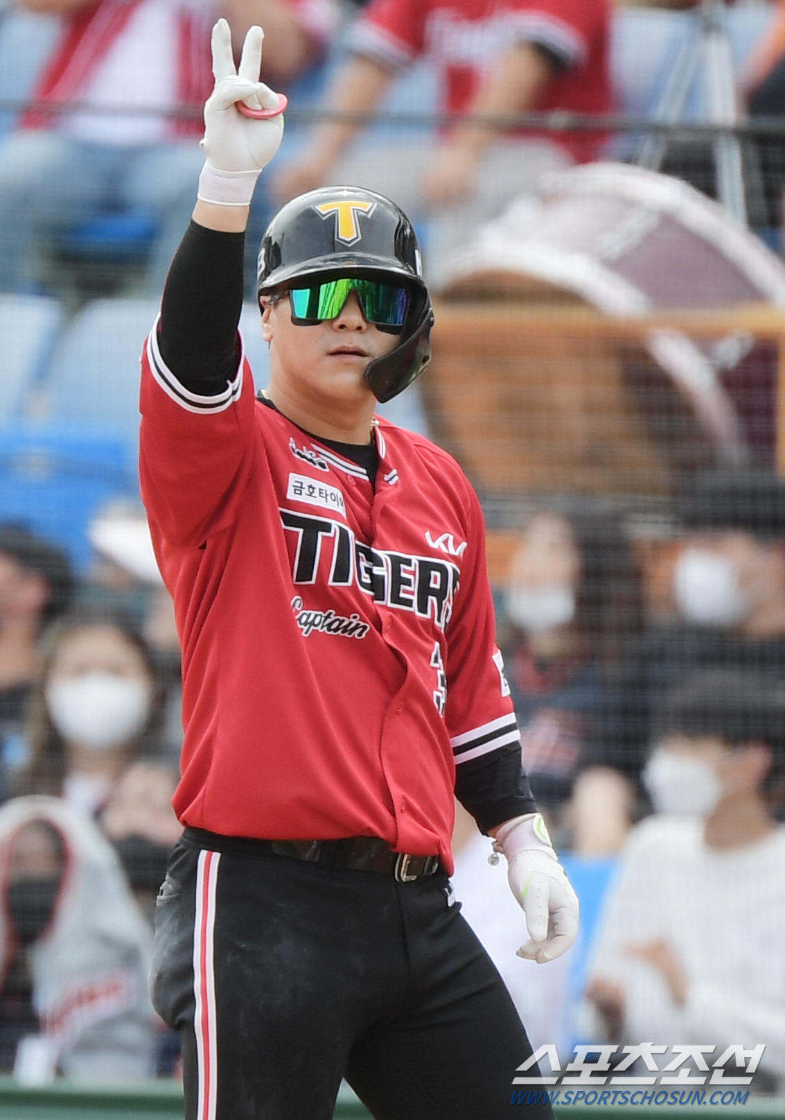 8일 대전 한화생명이글스파크. KIA 타이거즈와 한화 이글스 경기. 4회초 2사 2, 3루 김선빈이 2타점 적시타를 치고 나가 기뻐하고 있다. 대전=정재근 기자 cjg@sportschosun.com/2022.5.8/