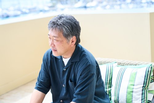 (칸[프랑스]=연합뉴스) 제75회 칸국제영화제 경쟁 부문 진출작 '브로커'를 연출한 일본의 거장 고레에다 히로카즈 감독. '브로커'는 고레에다 감독의 첫 한국 영화로, 베이비 박스에 버려진 아기를 매개로 만난 사람들의 이야기를 그렸다. 고레에다 감독이 직접 쓴 각본을 바탕으로 연출도 맡았으며 한국 제작사 집이 제작하고 CJ ENM이 투자·배급했다. 2022.5.27 [CJ ENM 제공. 재판매 및 DB 금지] photo@yna.co.kr