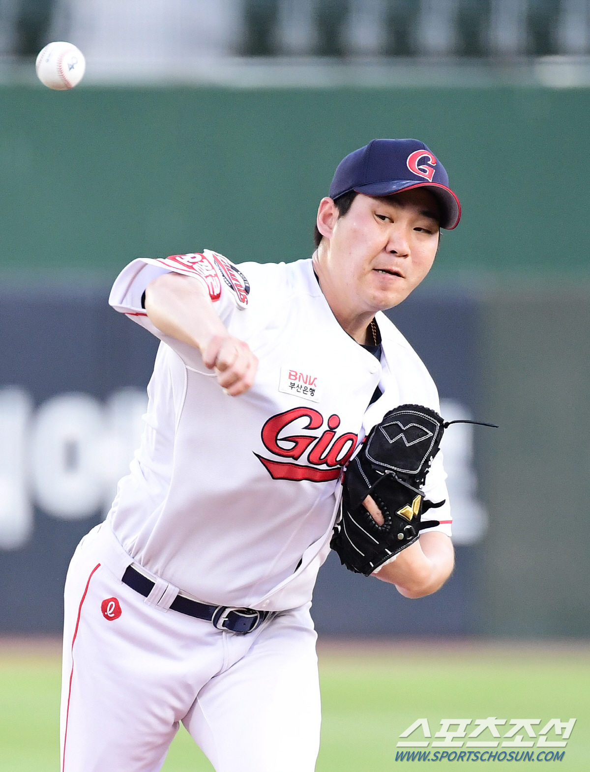 31일 부산 사직야구장에서 KBO리그 롯데와 LG의 경기가 열렸다. 롯데 선발 이인복이 힘차게 투구하고 있다. 부산=송정헌 기자songs@sportschosun.com/2022.05.31/