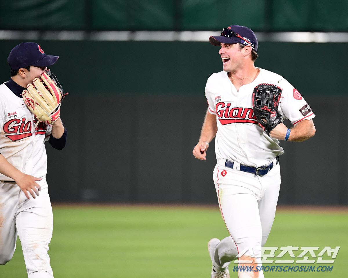 31일 부산 사직야구장에서 KBO리그 롯데와 LG의 경기가 열렸다. 4회 호수비를 펼친 롯데 피터스가 환하게 웃고 있다. 부산=송정헌 기자songs@sportschosun.com/2022.05.31/