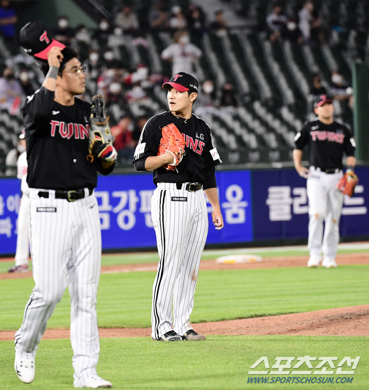 31일 부산 사직야구장에서 KBO리그 롯데와 LG의 경기가 열렸다. 4회 또다시 송구 실수를 저지르고 있는 임준형. 부산=송정헌 기자songs@sportschosun.com/2022.05.31/