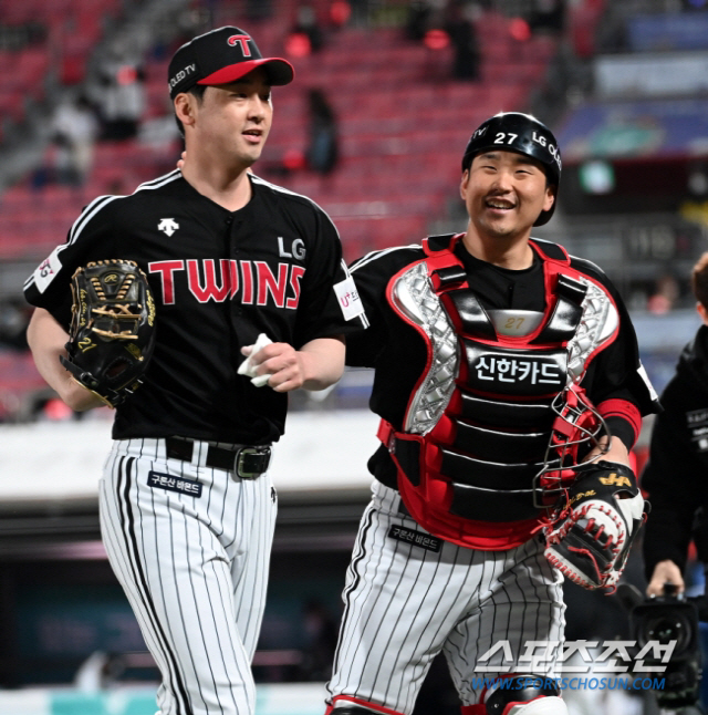 유강남과 함께 웃고 있는 진해수. 스포츠조선DB