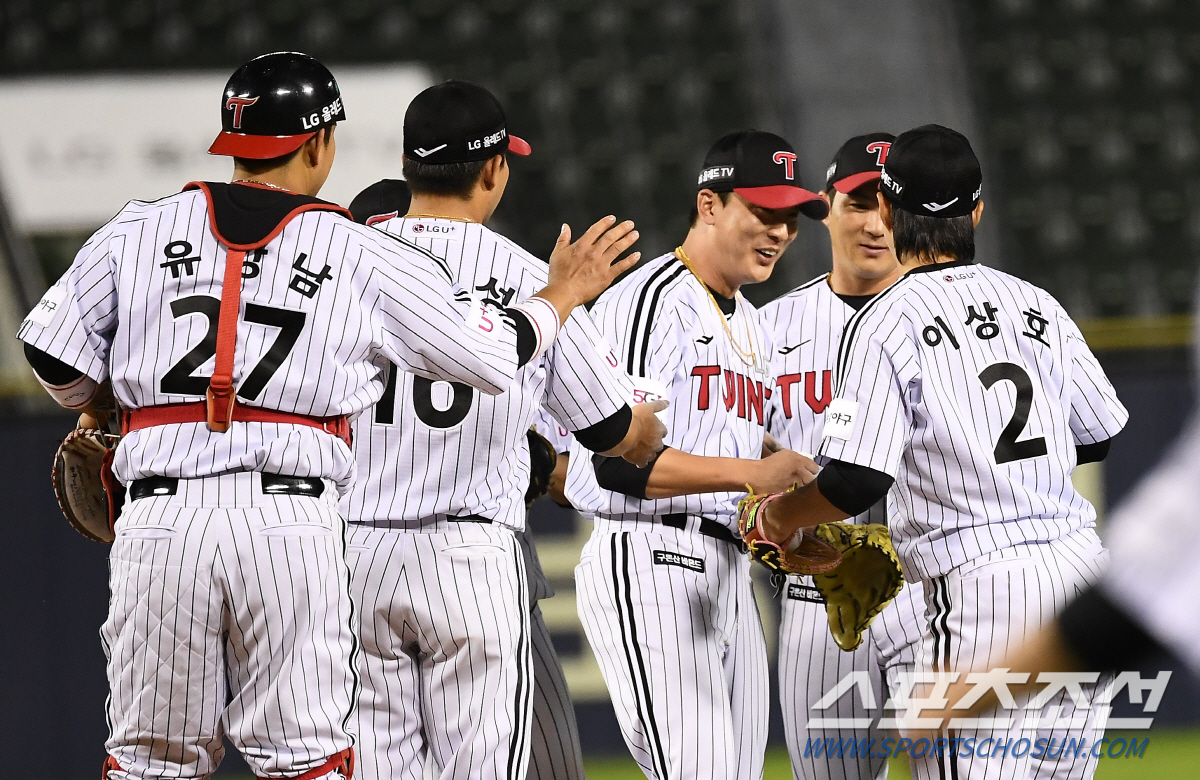 2022 KBO리그 LG 트윈스와 삼성 라이온즈의 경기가 14일 잠실구장에서 열렸다. 경기에서 승리한 LG 선수들이 기뻐하고 있다. 잠실=박재만 기자 pjm@sportschosun.com/2022.06.14/