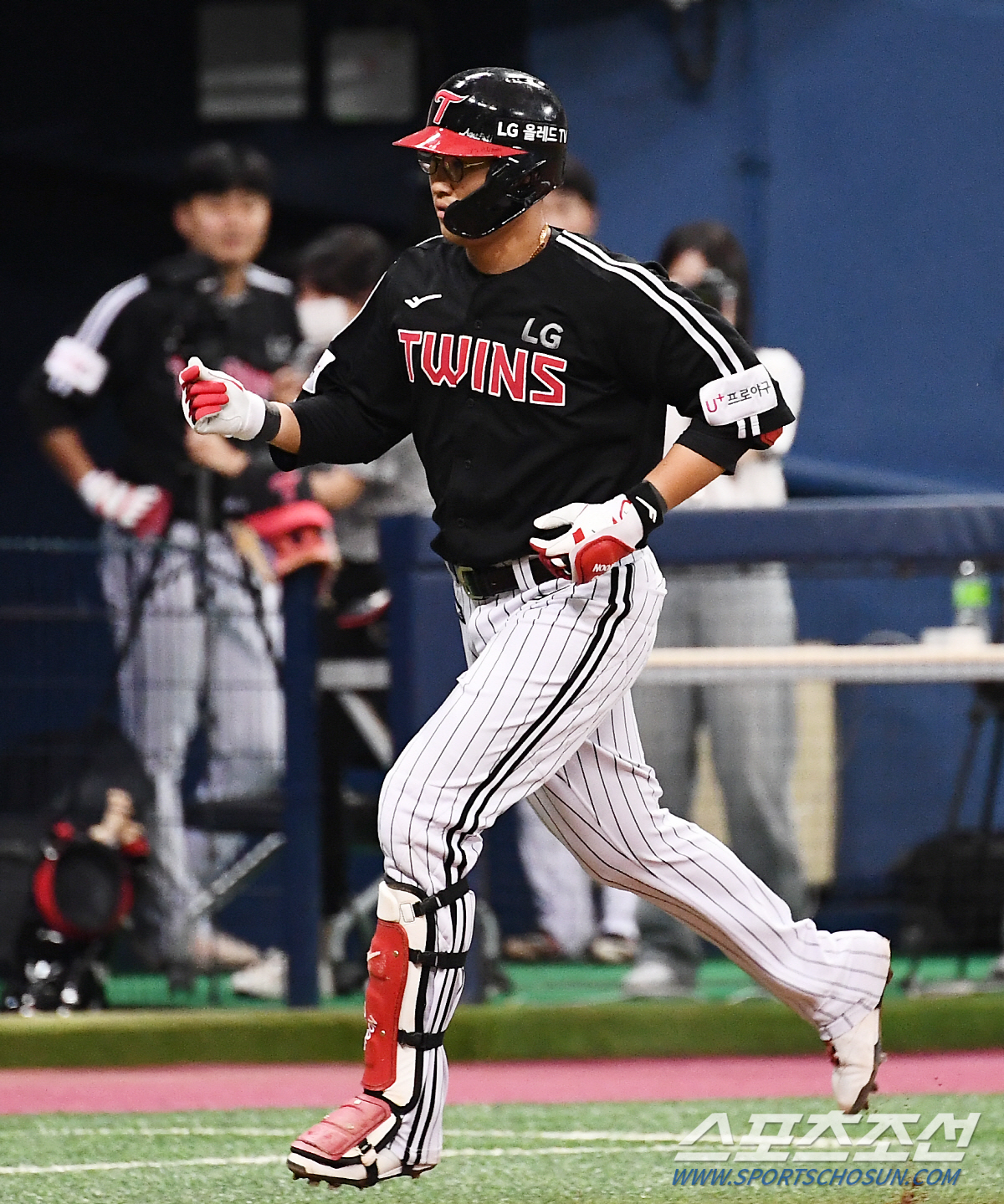 2022 KBO리그 키움 히어로즈와 LG 트윈스의 경기가 19일 고척스카이돔에서 열렸다. 7회 선두타자 LG 채은성이 솔로포를 날린 뒤 환호하고 있다. 고척=박재만 기자 pjm@sportschosun.com/2022.06.19/