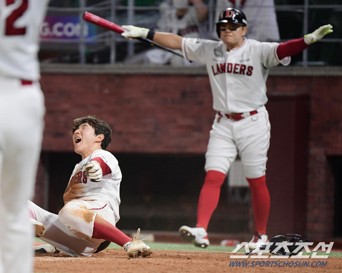 22일 인천 SSG 랜더스필드에서 열린 두산 베어스와 SSG 랜더스 경기. 10회말 1사 만루 김성현의 희생플라이 때 박성한이 홈인하고 있다. 인천=정재근 기자 cjg@sportschosun.com/2022.6.22/