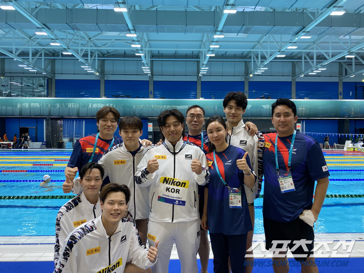 남자계영 대표팀의 결선 6위후 기념사진. 앞줄 왼쪽부터 이호준, 이유연, 전동현 코치, 김우민, 박지훈 트레이너, 이정훈 감독, 윤미연 코치, 황선우, 하영일 코치. 사진제공=올댓스포츠