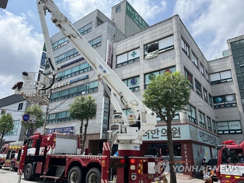 (이천=연합뉴스) 홍기원 기자 = 5일 오전 10시 20분께 경기도 이천시 관고동의 한 병원 건물에서 불이 났다. 간호사와 환자 등 5명이 숨진 것으로 파악됐다. 2022.8.5 you@yna.co.kr