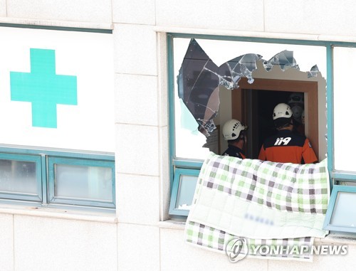 (이천=연합뉴스) 홍기원 기자 = 5일 오후 환자와 간호사 등 5명이 사망한 경기도 이천시 관고동 병원 화재 현장에서 소방 등 관계자들이 분주하게 움직이고 있다. 2022.8.5 xanadu@yna.co.kr