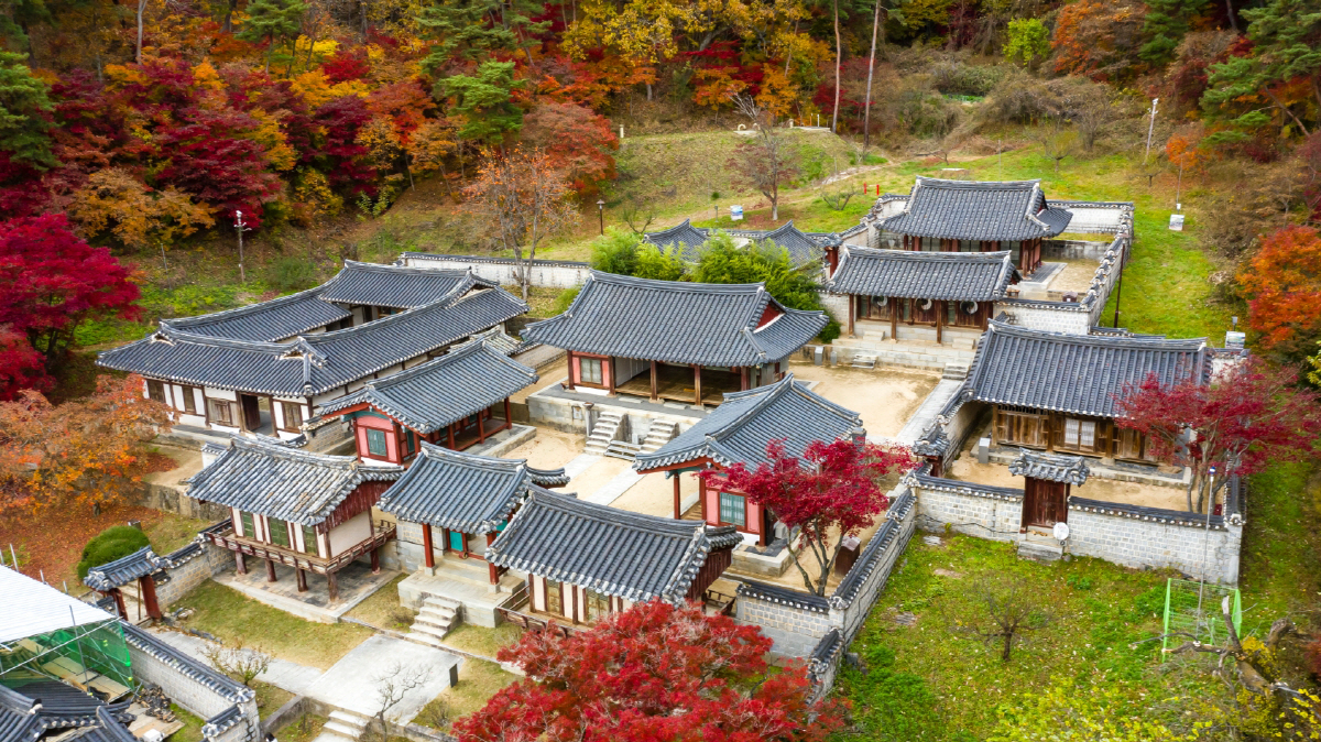 ◇도산서원은 가을철 단풍과 함께 아름다운 풍경을 연출한다. 사진제공=한국관광공사