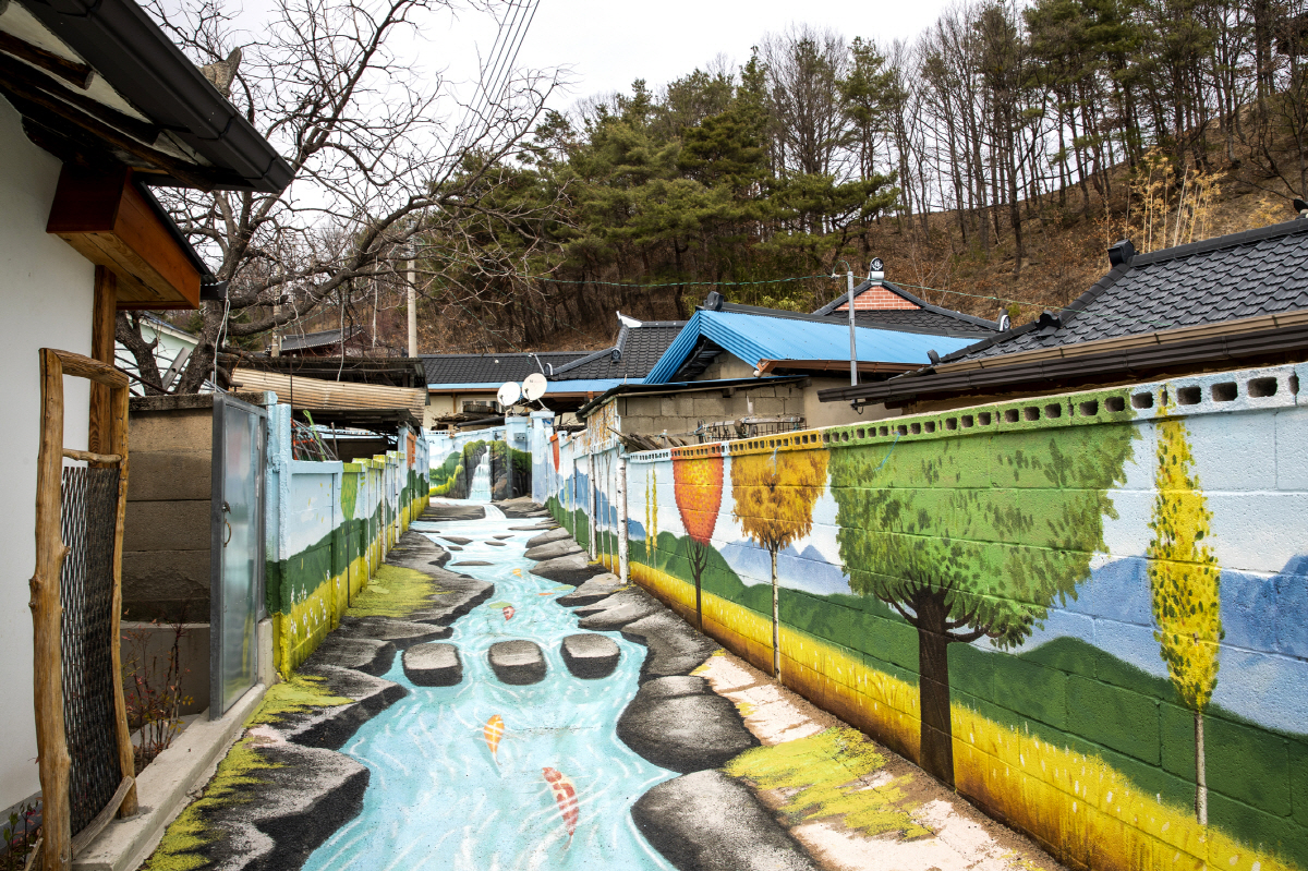 예끼마을은 골복 바닥과 담장에 그림을 품고 있어 마을 전체가 하나의 예술작품에 가깝다. 사진제공=한국관광공사