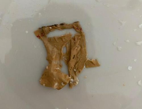 종이에는 빨간색으로 로마자 알파벳 'D N Y V' 등이 쓰여있다. 제보자 A씨 제공. 재판매 및 DB 금지.