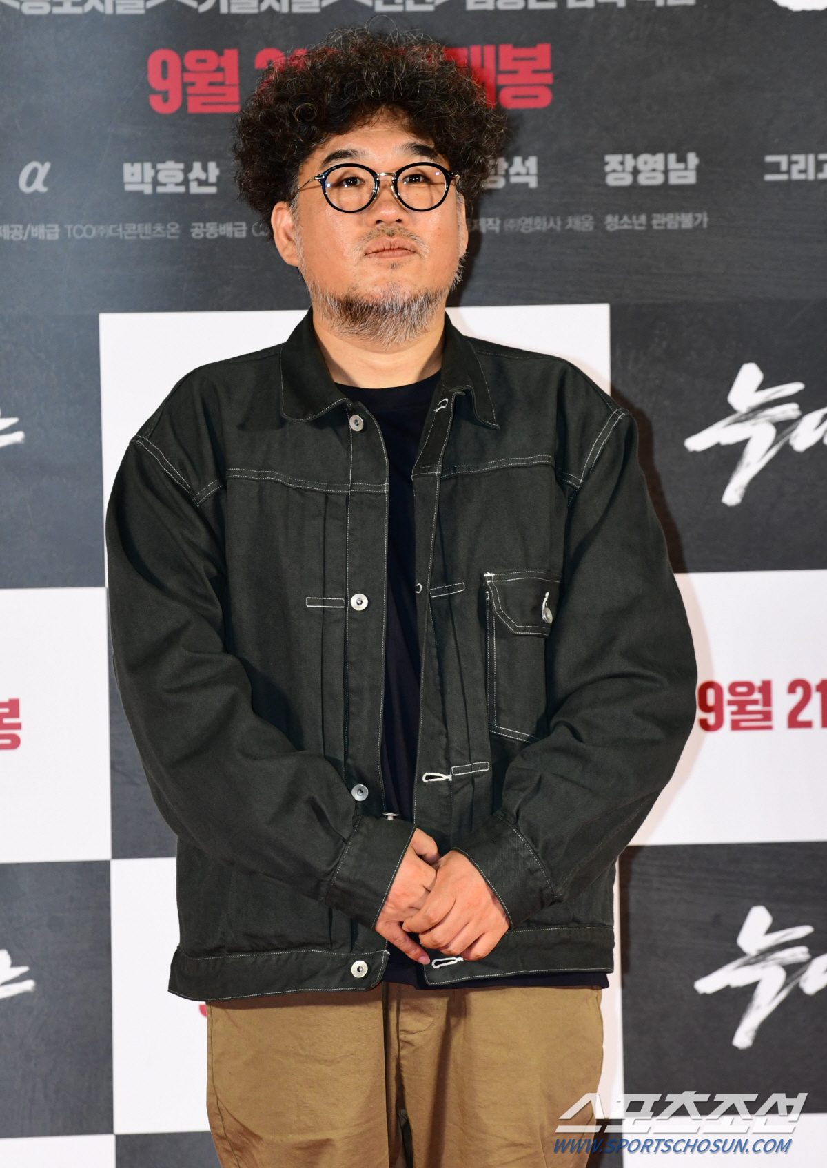 김홍선 감독이 29일 용산 CGV에서 열린 영화 '늑대사냥'의 제작발표회에서 포토타임을 갖고 있다.영화는 극악무도한 범죄자들을 태평양에서 한국까지 이송해야 하는 상황 속, 지금껏 보지 못한 극한 상황에 처하게 되는 하드보일드 서바이벌 액션이다. 용산=최문영 기자 deer@sportschosun.com/2022.08.29/