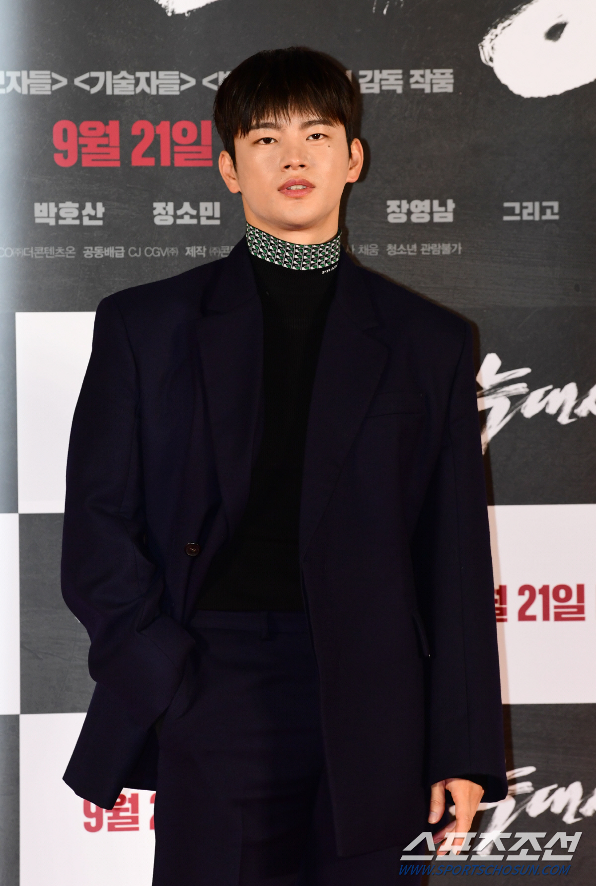 배우 서인국이 29일 용산 CGV에서 열린 영화 '늑대사냥'의 제작발표회에서 포토타임을 갖고 있다.영화는 극악무도한 범죄자들을 태평양에서 한국까지 이송해야 하는 상황 속, 지금껏 보지 못한 극한 상황에 처하게 되는 하드보일드 서바이벌 액션이다. 용산=최문영 기자 deer@sportschosun.com/2022.08.29/