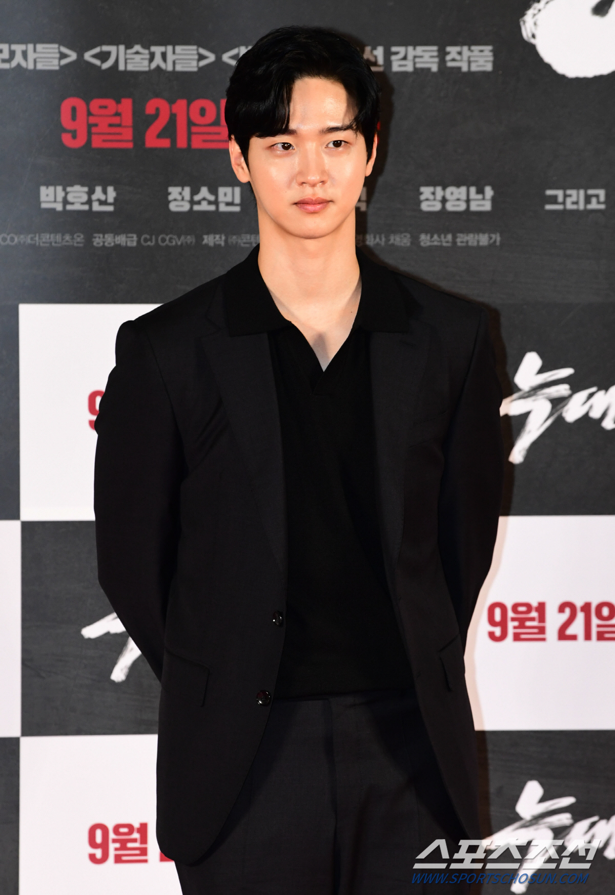 배우 장동윤이 29일 용산 CGV에서 열린 영화 '늑대사냥'의 제작발표회에서 포토타임을 갖고 있다.영화는 극악무도한 범죄자들을 태평양에서 한국까지 이송해야 하는 상황 속, 지금껏 보지 못한 극한 상황에 처하게 되는 하드보일드 서바이벌 액션이다. 용산=최문영 기자 deer@sportschosun.com/2022.08.29/