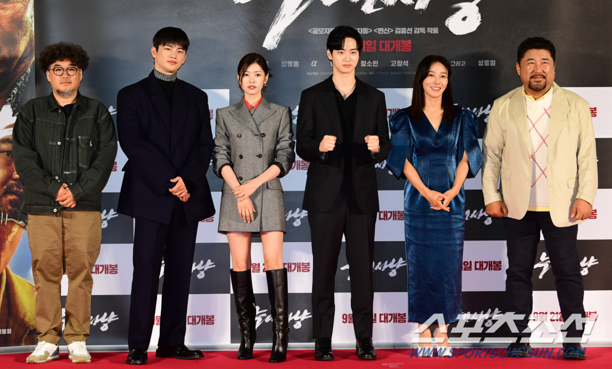 김홍선 감독과 배우 서인국,정소민,고창석, 장영남, 장동윤이 29일 용산 CGV에서 열린 영화 '늑대사냥'의 제작발표회에서 포토타임을 갖고 있다.영화는 극악무도한 범죄자들을 태평양에서 한국까지 이송해야 하는 상황 속, 지금껏 보지 못한 극한 상황에 처하게 되는 하드보일드 서바이벌 액션이다. 용산=최문영 기자 deer@sportschosun.com/2022.08.29/