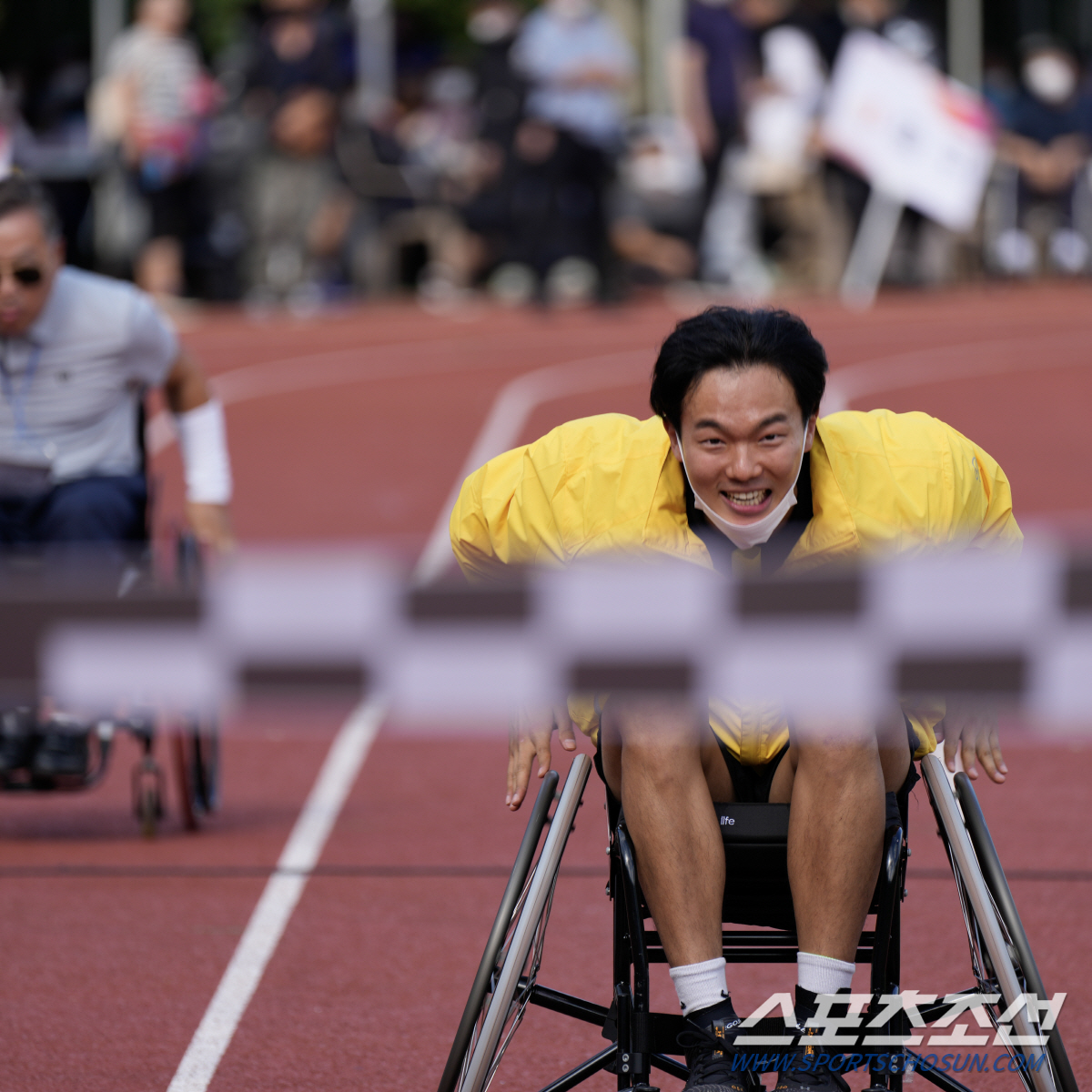 단체릴레이 1위로 결승선을 통과하고 있는 동호인 선수. 서울시장애인체육회