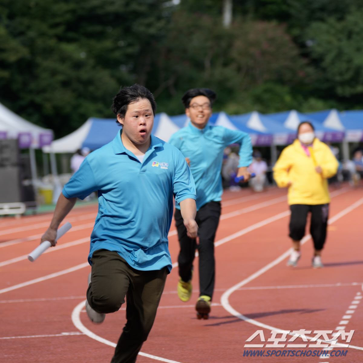 20일 서울 잠실종합운동장 보조경기장에서 열린 '2022년 서울특별시장애인생활체육대회' '단체 릴레이'에서 동호인 선수들이 각 자치구의 자존심을 걸고 혼신의 레이스를 펼치고 있다. 사진제공=서울시장애인체육회